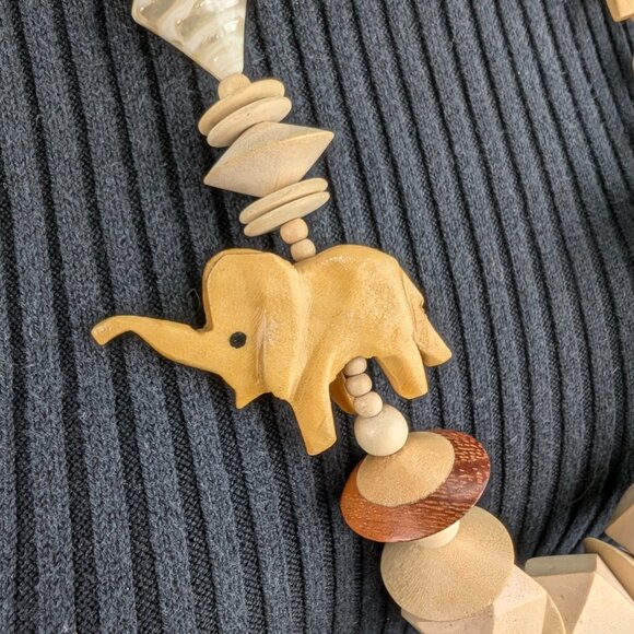Vintage Elephant Lion Safari Carving Wooden Beads Necklace Blonde Wood Boho - Picture 3 of 6